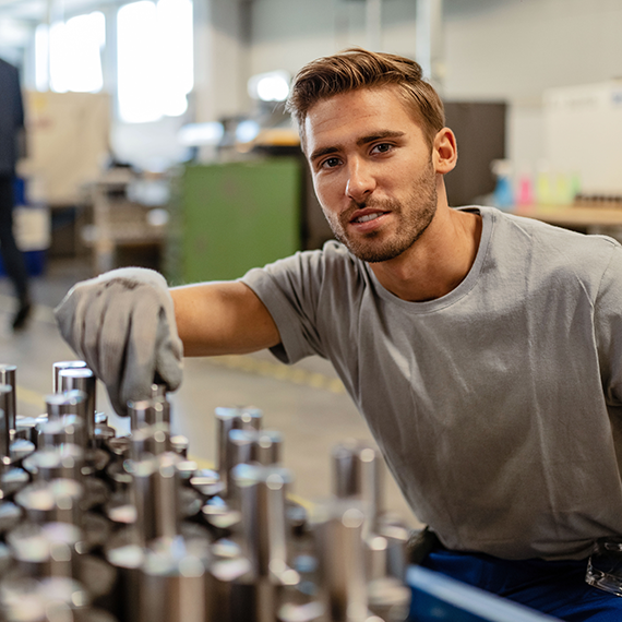 Mitarbeiter lässt seine Arbeit kontrollieren